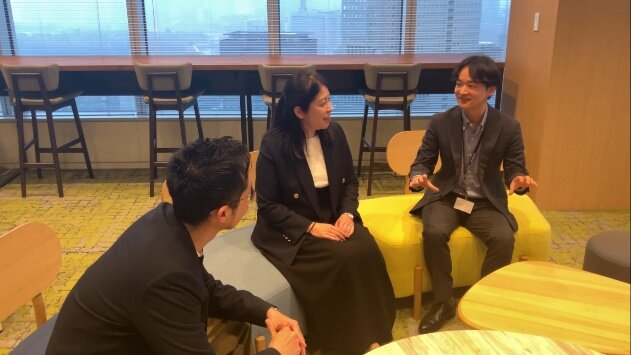 (インタビューに応える様子)右:INPEX 長野様、中央:INPEX 会田様、左:弊社担当