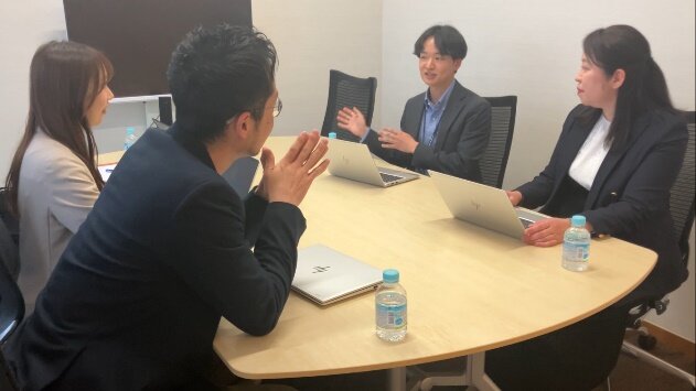 (実態調査アンケートの実施時期や今後の社内施策についてミーティングをしている様子) 右から、INPEX会田様、長野様、弊社担当2名
